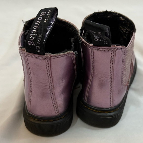 Dr Martens Junior 2976 Metallic Chelsea Boots in Pink Lavender Glitter Gussets - Picture 4 of 8